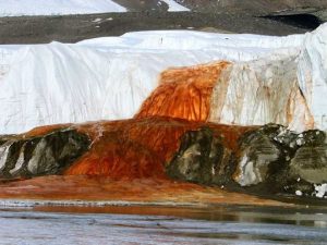 Le cascate di "sangue" dell'Antartide