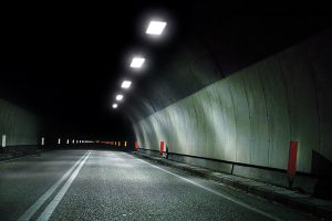 UFO provoca incidente stradale e sparisce in un tunnel 