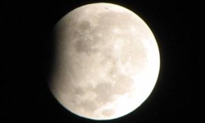 Eclissi parziale di Luna: il clou alle 22:07 del 25 Aprile