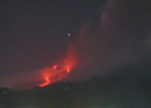 Ufo luminoso avvistato sull’Etna durante l’eruzione