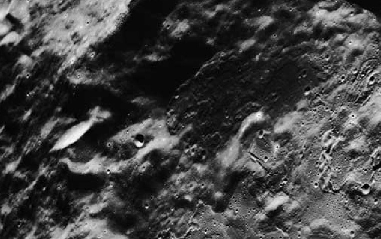 Foto Nasa, tratta dalla missione Apollo, rivela astronave aliena sul lato oscuro della Luna