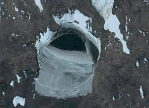 Google Earth svela due strani ingressi in Antartide, basi segrete aliene?