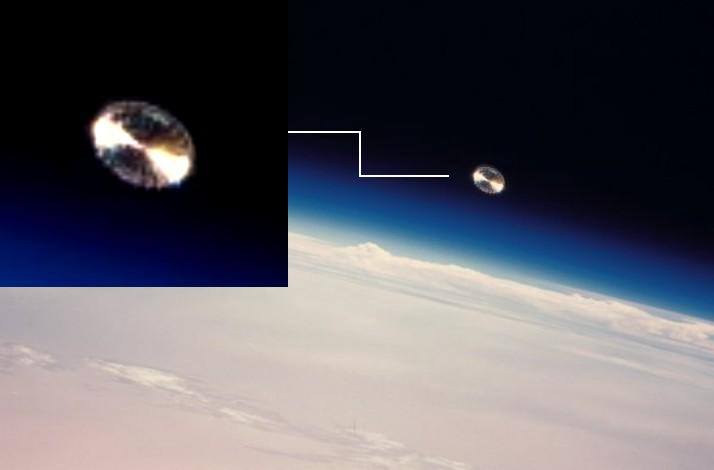 Straordinario Ufo argenteo fotografato da Jean Pierre Haignere a bordo della MIR