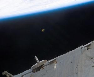 Stazione Spaziale Internazionale: fotografato UFO durante passeggiata nello spazio!