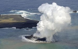 Dopo l’eruzione di un vulcano sottomarino in Giappone nasce una nuova isola