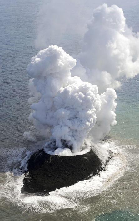 Dopo l’eruzione di un vulcano sottomarino in Giappone nasce una nuova isola