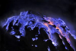 Indonesia, il vulcano Kawah Ijen erutta lava blu