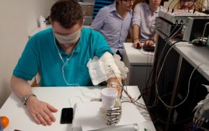 Italiana la prima mano bionica che parla al cervello
