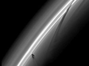 Su Saturno ci sono giganteschi velivoli spaziali!