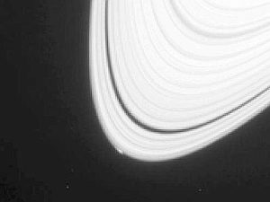 La sonda Cassini documenta la probabile formazione di una nuova luna intorno a Saturno