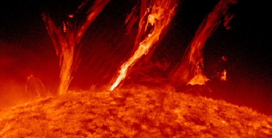 Tre eruzioni solari in rapida successione