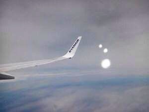 Sfere di luce inseguono un volo della Ryanair