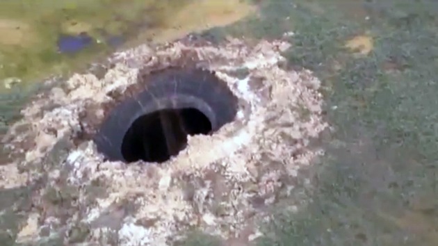 Enorme cratere si apre in Siberia