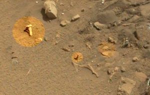 Curiosity fotografa una tibia su Marte