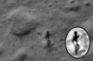 Fotografata figura umanoide sulla Luna