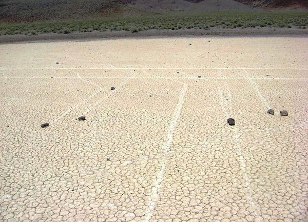 Scoperto il mistero delle pietre che si muovono nella Death Valley