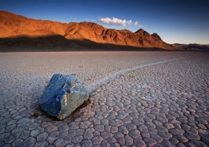Scoperto il mistero delle pietre che si muovono nella Death Valley