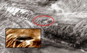 Disco metallico fotografato su Marte
