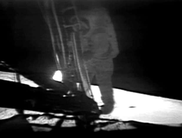 Neil Armstrong in procinto di mettere piede sulla Luna