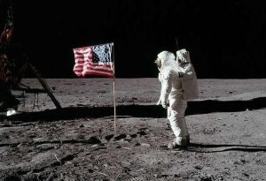 La bandiera piantata sulla Luna dagli astronauti dell'Apollo 11