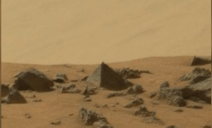 Scoperta una valle con piramidi su Marte