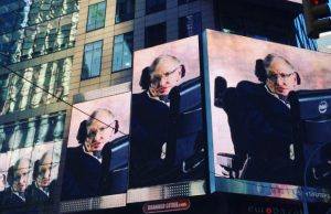 Misterioso messaggio inviato da Stephen Hawking sugli schermi di Time Square